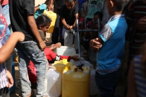 Pessoas tentam obter água em um ponto de distribuição de água da Médicos Sem Fronteiras que funciona ao lado do nosso Centro de Cuidados de Saúde Primários em Mawasi, na Faixa de Gaza.