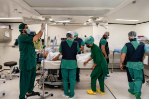A equipa médica da MSF prepara uma paciente para uma cirurgia no Centro de Traumatologia de Kunduz.
