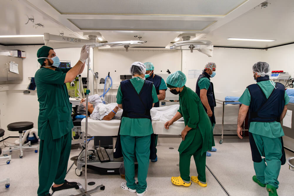 A equipa médica da MSF prepara uma paciente para uma cirurgia no Centro de Traumatologia de Kunduz.