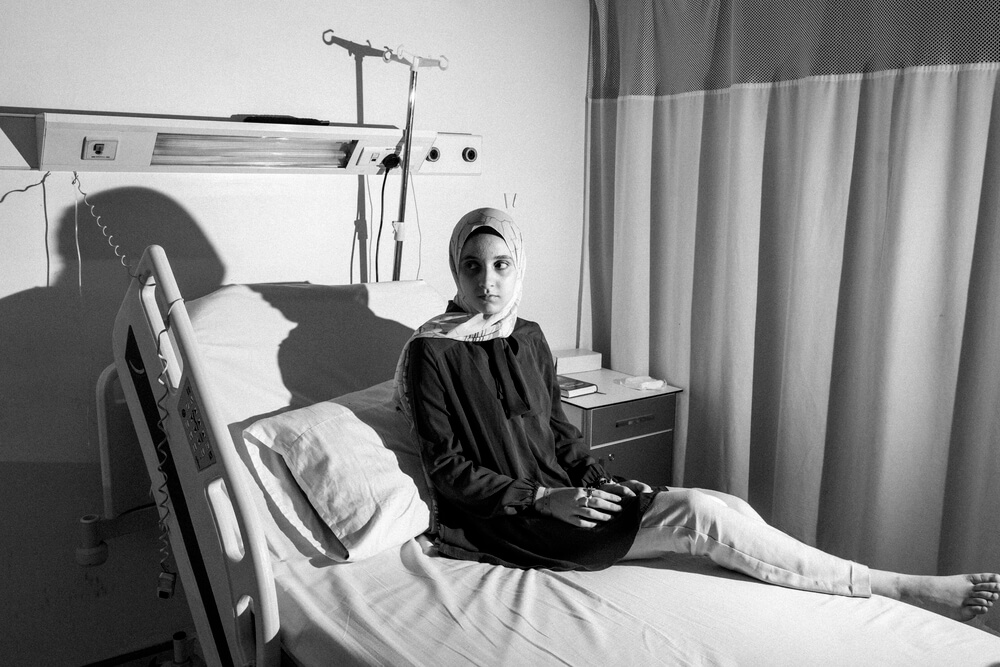 Shahed, 16 anos, é de Rafah, e foi ferida por um ataque aéreo israelita, que matou o pai e a irmã, em dezembro de 2023. Após ser operada em Gaza, Shahed foi transferida para o hospital da MSF em Amã, na Jordânia.