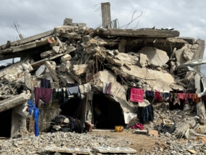 Uma família palestiniana montou um abrigo sobre os escombros da sua casa destruída para viver na cidade de Beit Lahia, a norte da Faixa de Gaza.