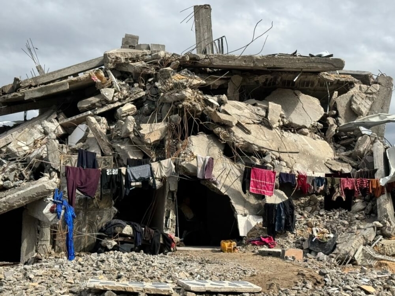 Uma família palestiniana montou um abrigo sobre os escombros da sua casa destruída para viver na cidade de Beit Lahia, a norte da Faixa de Gaza.