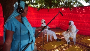 Uma mulher no Chade está a gravar um vídeo para um projeto com a participação da comunidade no Chade.