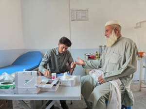 Na unidade de cuidados de saúde primários da MSF no vale de Tirah, Khyber Pakhtunkhwa, um profissional de saúde verifica o nível de açúcar no sangue de um paciente — um exame de rotina que ajuda a prevenir complicações da diabetes em uma região remota.