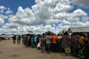Os residentes do campo de deslocados de Lianda, no distrito de Mueda, reúnem-se antes de uma distribuição de provisões. Lianda é o maior campo em termos de área e número de residentes.