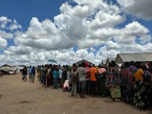 Os residentes do campo de deslocados de Lianda, no distrito de Mueda, reúnem-se antes de uma distribuição de provisões. Lianda é o maior campo em termos de área e número de residentes.