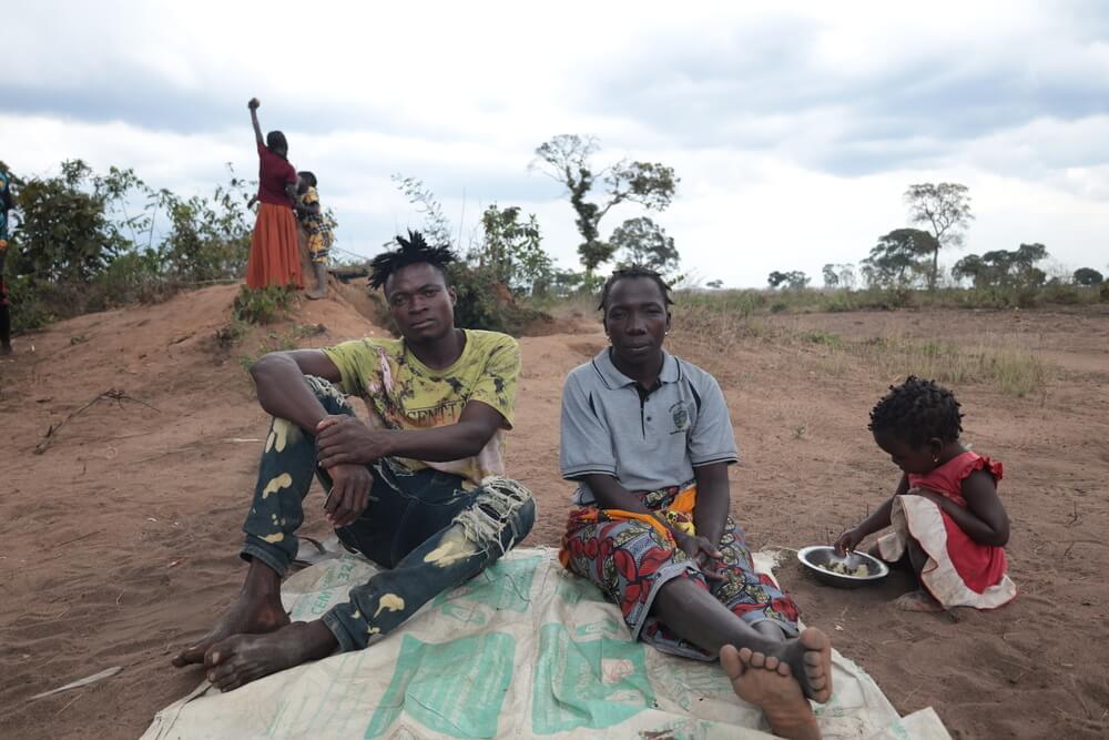 Saidia Albino e a sua Maicha à porta do abrigo onde vivem no campo Eduardo Mondlane, no distrito de Mueda. 