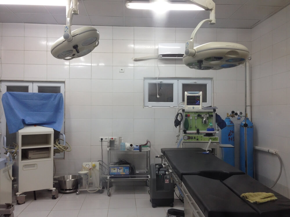 Esta fotografia de dezembro de 2013 mostra uma das salas de cirurgia do Centro de Traumatologia da MSF em Kunduz, no Afeganistão. 