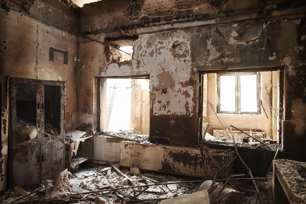 Uma sala adjacente à entrada de emergência do departamento de consultas externas após o ataque ao Centro de Traumatologia da MSF em Kunduz, em 2015