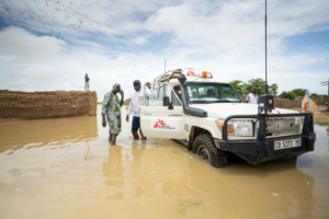 Todos os anos, durante o período de cheias, a aldeia de Tenenkou é afetada pelas cheias do rio. Mas as chuvas torrenciais de 2024 provocaram inundações ainda mais graves. Na foto, um veículo da MSF não consegue avançar e a equipa continua a pé para chegar a um bairro que acolhe muitas pessoas deslocadas.