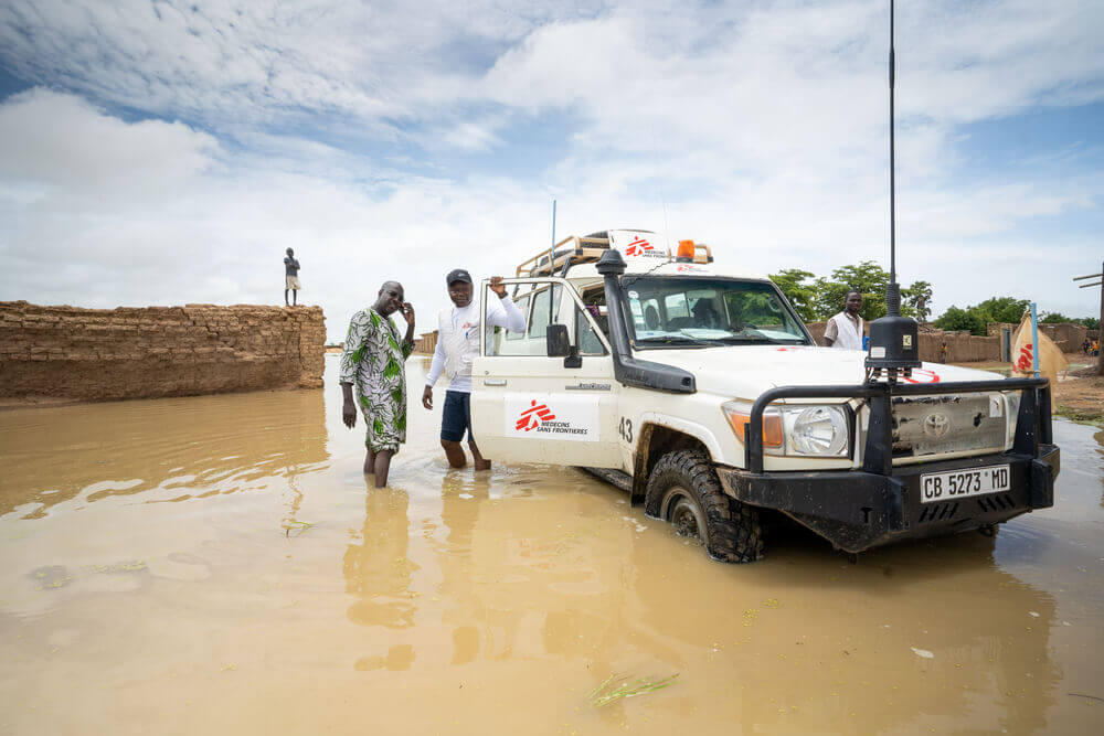 Todos os anos, durante o período de cheias, a aldeia de Tenenkou é afetada pelas cheias do rio. Mas as chuvas torrenciais de 2024 provocaram inundações ainda mais graves. Na foto, um veículo da MSF não consegue avançar e a equipa continua a pé para chegar a um bairro que acolhe muitas pessoas deslocadas.