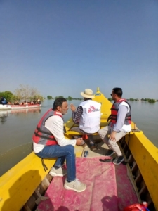 Uma equipa da MSF visita áreas afetadas pelas inundações em Jalalpur Pirwala Tehsil, no distrito de Multan, para avaliar os danos e as necessidades.