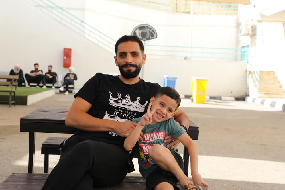 O pequeno Omar com seu pai, Mohammad, no hospital de cirurgia reconstrutiva em Amã, na Jordânia, depois de ser ferido em Gaza e ser transferido para o hospital.
