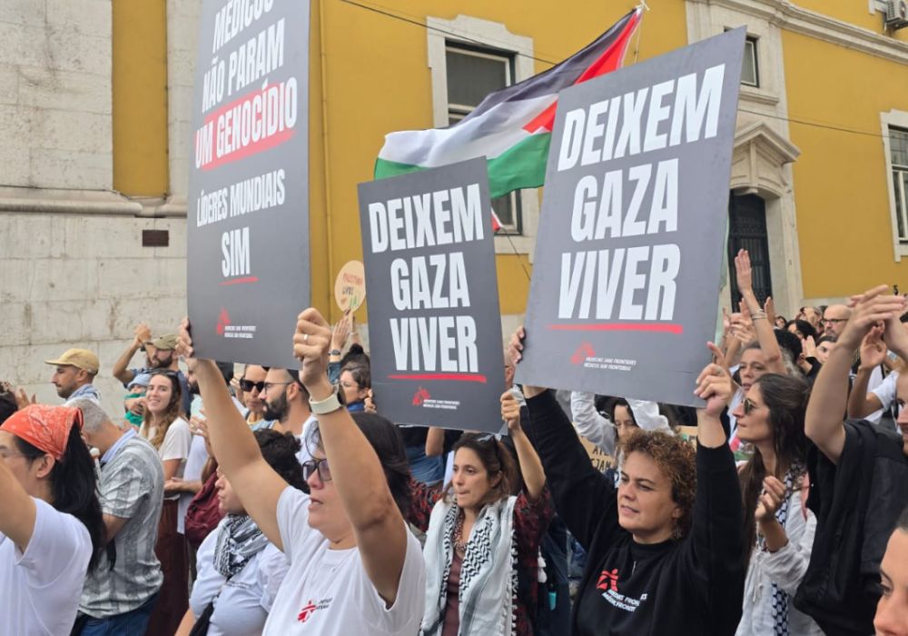 Pessoas marcham em Lisboa durante a Marcha pela Palestina, co-organizada por cinco entidades, incluindo a MSF. Esta é uma mobilização conjunta de solidariedade e clamor pela dignidade e vida do povo palestiniano, na qual é exigido o fim do genocídio na Faixa de Gaza, que o cessar-fogo seja efetivo e duradouro e que a entrada de ajuda humanitária ocorra sem restrições. Lisboa, Portugal, outubro de 2025.