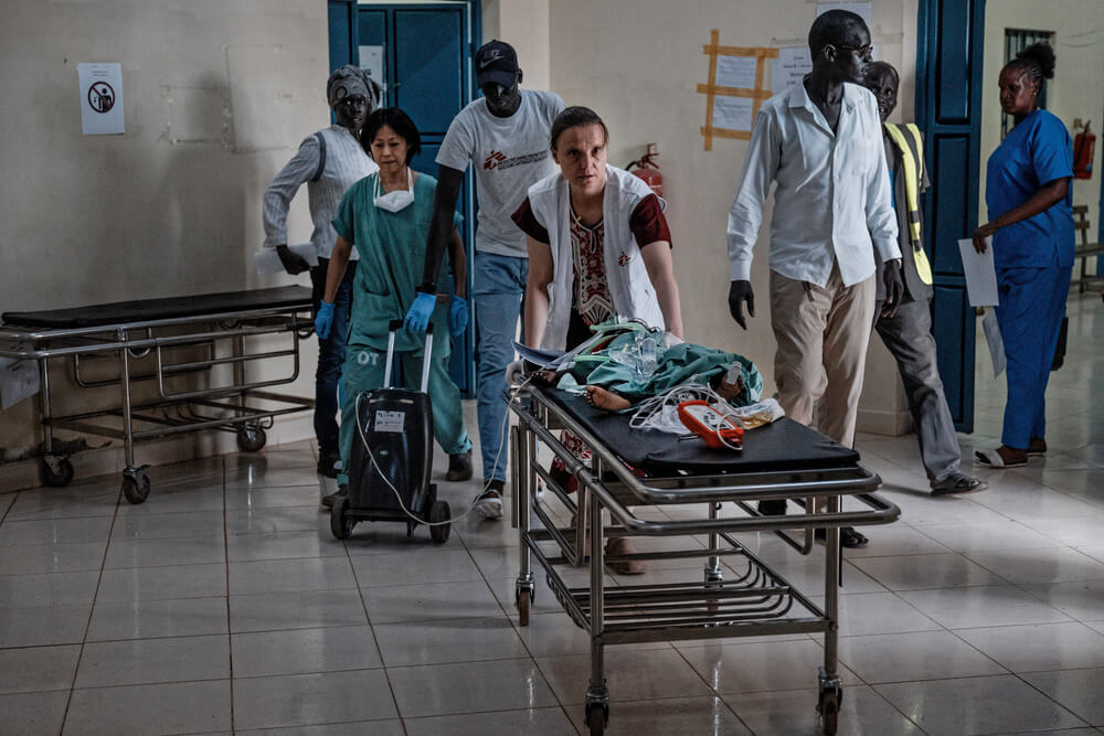 A equipa da MSF trabalha incansavelmente para salvar uma menina de 3 anos, que chegou ao hospital em Abyei, no Sudão do Sul, com dificuldades respiratórias.