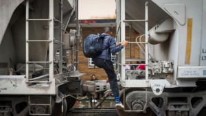 Um homem sobe para um comboio de mercadorias, uma forma comum de deslocação para pessoas na rota migratória da América Central entre a América do Sul e a fronteira EUA/México. As equipas da MSF no México estão a testemunhar o impacto da política migratória do novo governo dos EUA na saúde mental das pessoas. Veracruz, México, janeiro de 2025.