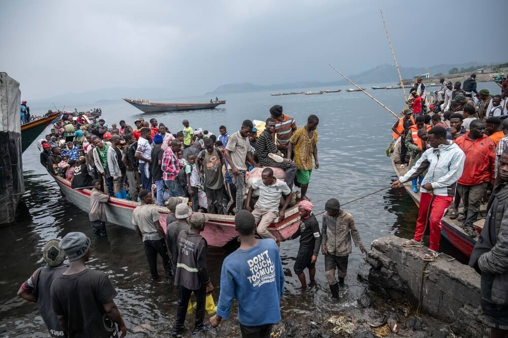 Pessoas chegam de barco ao porto de Kituku, no Lago Kivu, depois de fugirem dos combates em curso nas províncias do Kivu do Norte e do Kivu do Sul. Goma, província do Kivu do Norte, República Democrática do Congo, janeiro de 2025.