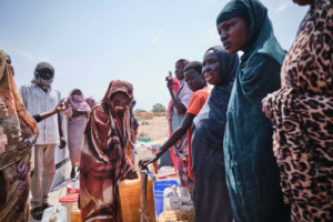 Um grupo de mulheres recolhe água num ponto designado pela MSF em Jerbana, no Sudão do Sul, onde a falta de água é o principal problema da população.