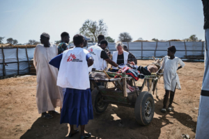 A equipa médica da MSF em Atam presta cuidados a um paciente em situação de emergência que chegou numa carroça puxada por um burro. A MSF é a única organização médica presente na área. O paciente foi posteriormente transferido de ambulância para Renk. Sudão do Sul, fevereiro de 2025.
