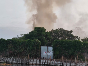 Fumo eleva-se acima do hospital da MSF em Old Fangak, depois de ter sido deliberadamente bombardeado. Sudão do Sul, maio de 2025.