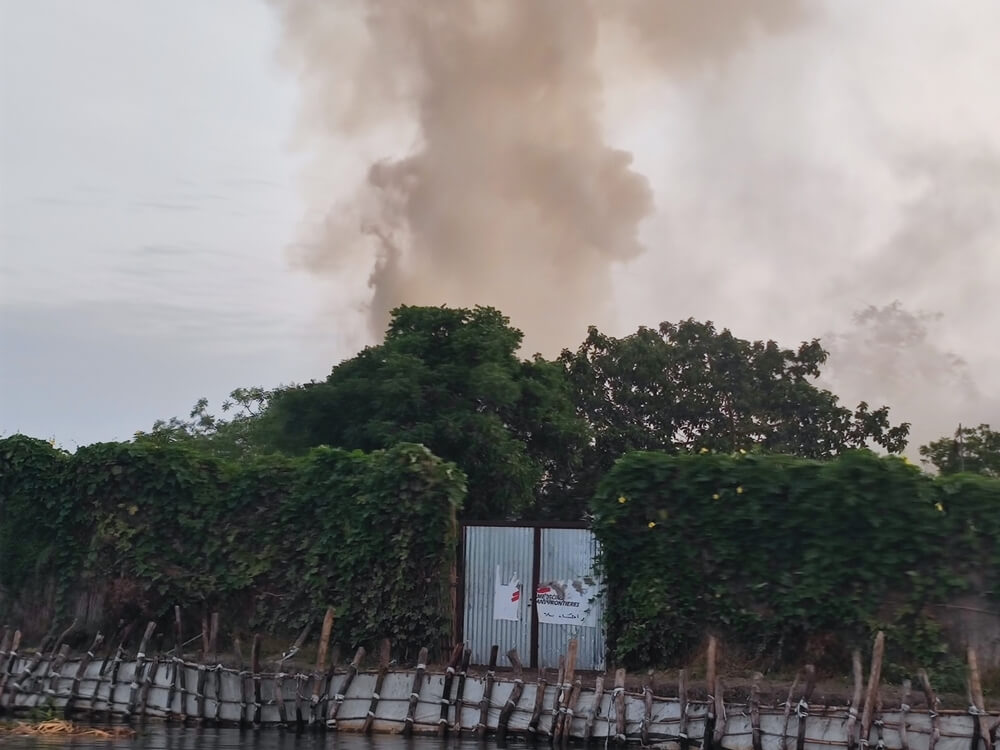 Fumo eleva-se acima do hospital da MSF em Old Fangak, depois de ter sido deliberadamente bombardeado. Sudão do Sul, maio de 2025.