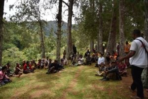 Uma equipa de promoção da saúde da MSF fala com pessoas na aldeia de Mondumil, no âmbito de uma estratégia para reforçar os cuidados de saúde para sobreviventes de violência. Província de Jiwaka, Papuásia-Nova Guiné, fevereiro de 2025.