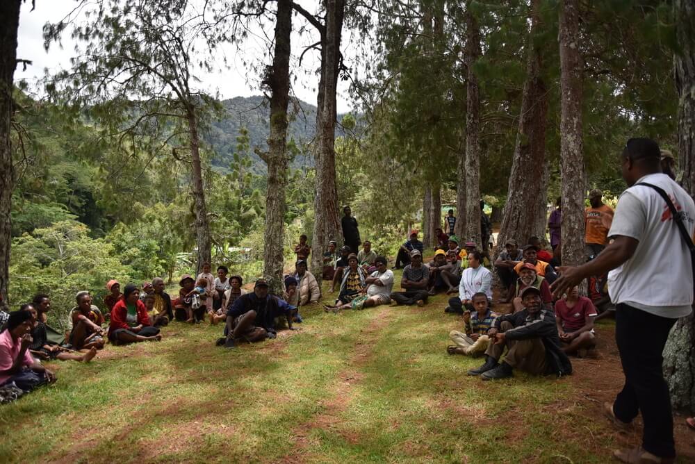 Uma equipa de promoção da saúde da MSF fala com pessoas na aldeia de Mondumil, no âmbito de uma estratégia para reforçar os cuidados de saúde para sobreviventes de violência. Província de Jiwaka, Papuásia-Nova Guiné, fevereiro de 2025.