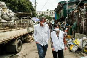 O escritor John Green viajou para as Filipinas para conhecer o trabalho realizado pela MSF na prestação de diagnóstico, tratamento e apoio para pessoas com tuberculose. Acompanhado pela coordenadora do projeto da MSF em Tondo, Mukaddas Yakubova, John Green visitou o bairro de Aroma, em Manila.