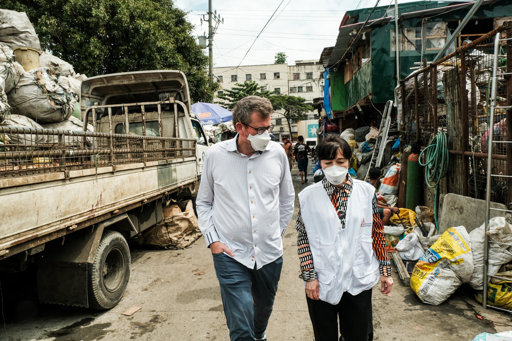 O escritor John Green viajou para as Filipinas para conhecer o trabalho realizado pela MSF na prestação de diagnóstico, tratamento e apoio para pessoas com tuberculose. Acompanhado pela coordenadora do projeto da MSF em Tondo, Mukaddas Yakubova, John Green visitou o bairro de Aroma, em Manila.
