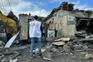 O conselheiro de segurança Oleksandr Cherniavskyi avalia a extensão da destruição do escritório da MSF em Pokrovsk, na Ucrânia, após um ataque