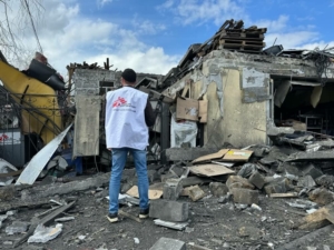 O conselheiro de segurança Oleksandr Cherniavskyi avalia a extensão da destruição do escritório da MSF em Pokrovsk, na Ucrânia, após um ataque
