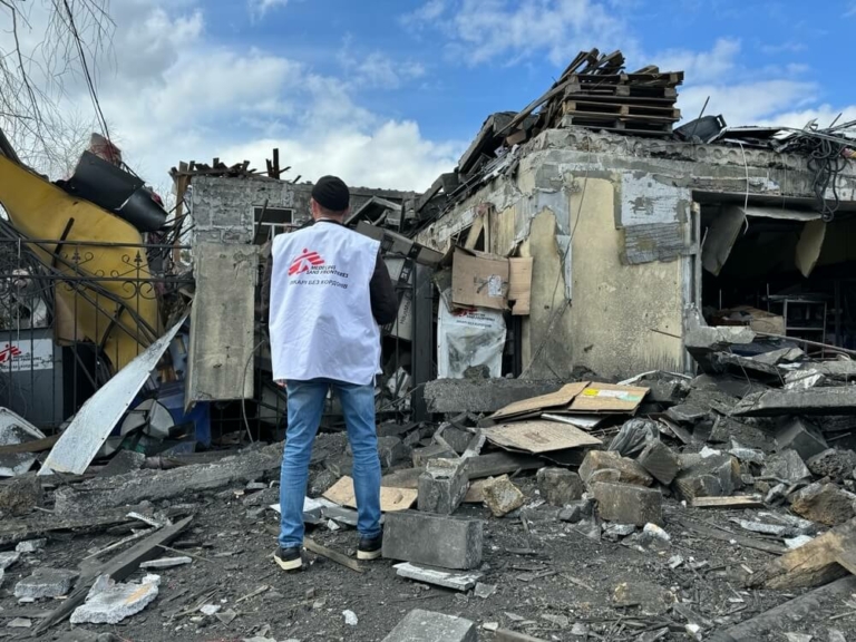 O conselheiro de segurança Oleksandr Cherniavskyi avalia a extensão da destruição do escritório da MSF em Pokrovsk, na Ucrânia, após um ataque