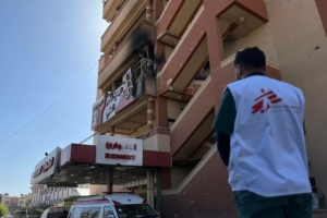Um trabalhador da MSF em frente ao hospital Nasser, em Gaza, após um ataque israelita a 23 de março de 2025.
