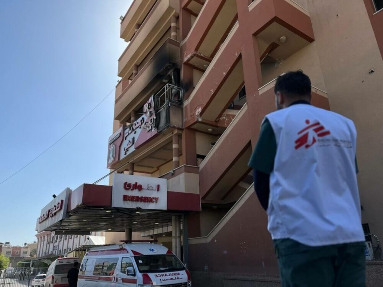 Um trabalhador da MSF em frente ao hospital Nasser, em Gaza, após um ataque israelita a 23 de março de 2025.