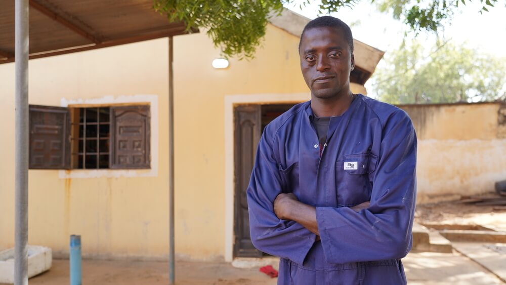 Hussaini Usman, sobrevivente de noma e agente de higiene da MSF no Hospital Infantil Noma em Sokoto, Nigéria. 