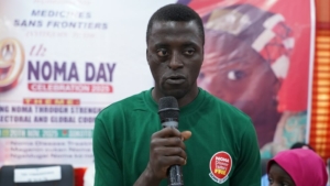 Hussaini Usman, sobrevivente da noma e agente de higiene da MSF, discursa durante as comemorações do 9.º Dia da Noma em Sokoto, Nigéria.