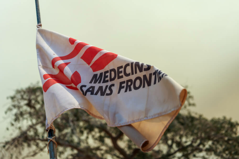 Bandeira da MSF a ondular ao vento na base do projeto em Aweil, no Sudão do Sul.