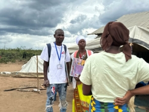Os promotores de saúde da MSF Jorge Francisco Matias e Sinae Mussa conversam com uma mulher durante visitas domiciliárias ao campo para pessoas deslocadas em Lianda, no distrito de Mueda. Equipas de promoção de saúde da MSF visitam regularmente estas e outras zonas de abrigo para acompanhar o estado de saúde de pacientes identificados e, se necessário, encaminhá-los para o centro de saúde ou hospital mais próximo.