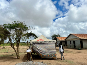 Membros da equipa da MSF preparam uma tenda para providenciar consultas em saúde mental no campo de Nandimba para pessoas deslocadas, na província de Cabo Delgado, Norte de Moçambique. A MSF reforçou a prestação de assistência médica e humanitária em algumas áreas no Norte de Moçambique que receberam milhares de pessoas deslocadas recém-chegadas e em fuga do intensificar do conflito.