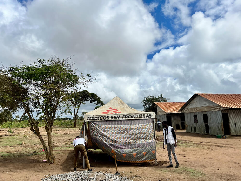 Membros da equipa da MSF preparam uma tenda para providenciar consultas em saúde mental no campo de Nandimba para pessoas deslocadas, na província de Cabo Delgado, Norte de Moçambique. A MSF reforçou a prestação de assistência médica e humanitária em algumas áreas no Norte de Moçambique que receberam milhares de pessoas deslocadas recém-chegadas e em fuga do intensificar do conflito.