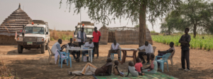 As pessoas reúnem-se à sombra de uma árvore durante uma visita da MSF na aldeia de Makuei Wut, na zona rural de Abyei, no Sudão do Sul.