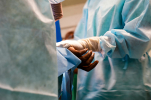 Cirurgiões prestam atendimento a um paciente com ferimento de bala no hospital de traumatologia da MSF em Tabarre, no Haiti.