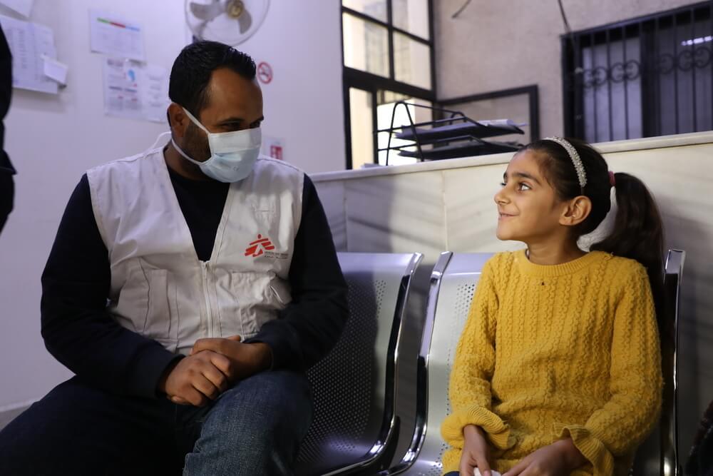 O promotor de saúde da MSF conversa com Rawan Jamaluddin após o exame de sangue realizado no centro de saúde de Daraya. 