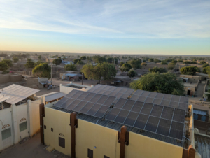 Vista dos painéis solares instalados pela MSF no hospital de Niafunké, no Norte do Mali.