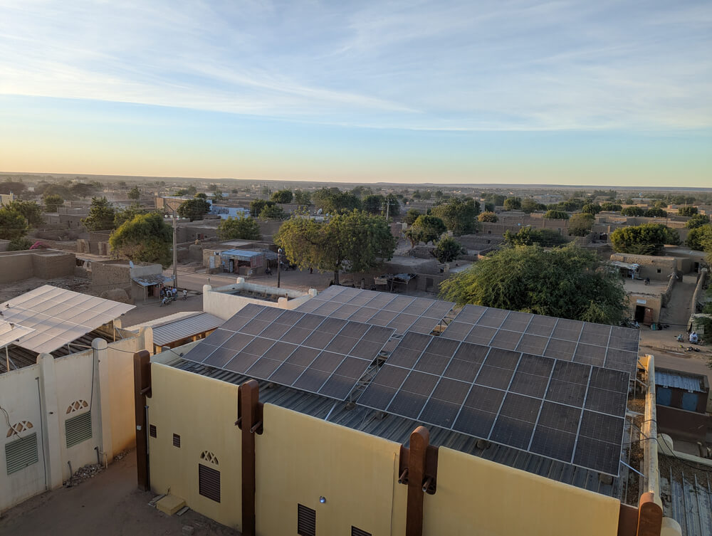 Vista dos painéis solares instalados pela MSF no hospital de Niafunké, no Norte do Mali. 