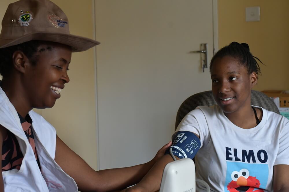 Uma adolescente receber atendimento numa unidade de saúde da MSF em Matapi. 