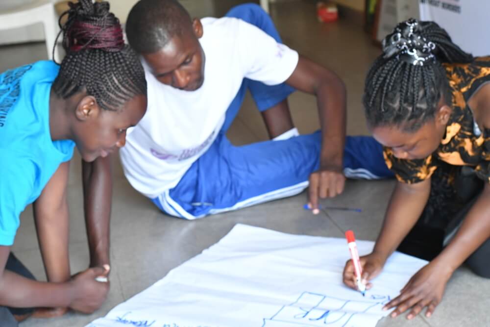 Mirabelle Gavi e outros membros do Comité de Aconselhamento para Adolescentes durante uma sessão de revisão e planeamento em Mbare, no Zimbabwe. 