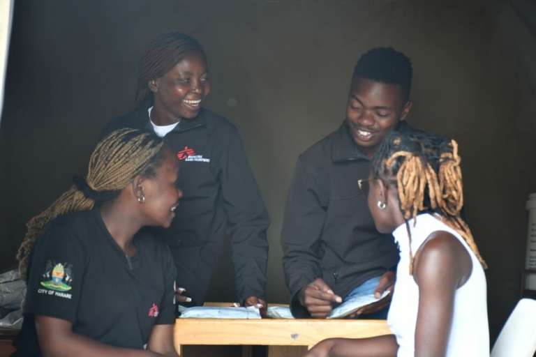 Jovens educadores de pares na clínica de Mbare, no Zimbabwe.