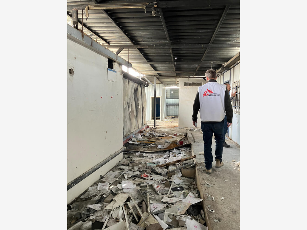 Profissionais da MSF avaliam a clínica de Al-Hol após os danos causados. 