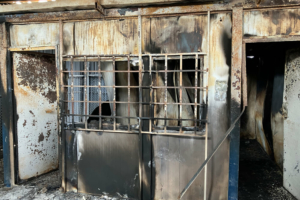 Imagem da clínica da MSF no campo de Al-Hol, que foi saqueada e vandalizada.